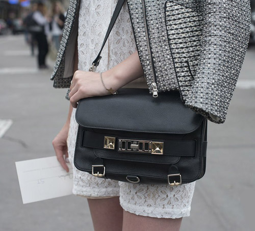 "Ngẫu hứng phố" với clutch cùng tín đồ - 11