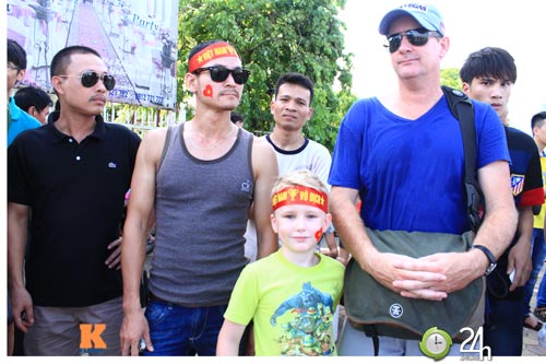 Bên lề VN - Arsenal: Ngày hội bóng đá - 4