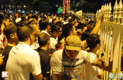 Bên lề VN - Arsenal: Ngày hội bóng đá - 3