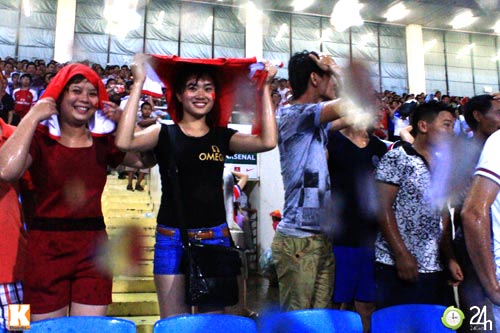 Fan Việt đội mưa xem Arsenal - 2