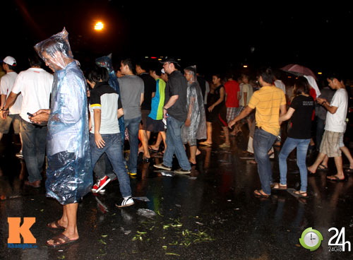 Fan Việt đội mưa xem Arsenal - 10