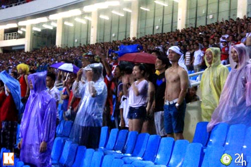 Fan Việt đội mưa xem Arsenal - 1