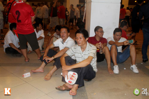 Fan Việt đội mưa xem Arsenal - 8