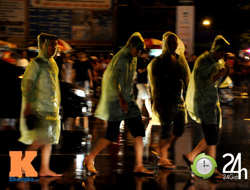 Fan Việt đội mưa xem Arsenal - 11