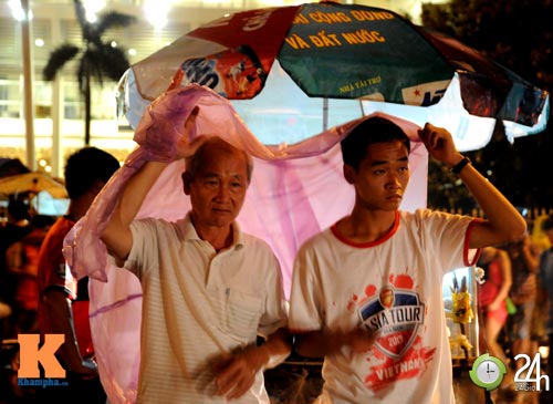 Fan Việt đội mưa xem Arsenal - 12