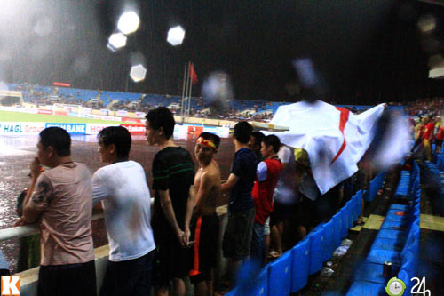 Fan Việt đội mưa xem Arsenal - 5