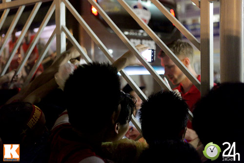 "Fan cuồng" lưu luyến tạm biệt Arsenal - 12