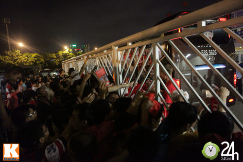 "Fan cuồng" lưu luyến tạm biệt Arsenal - 7