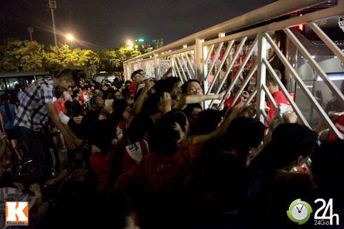 "Fan cuồng" lưu luyến tạm biệt Arsenal - 8