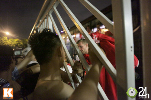 "Fan cuồng" lưu luyến tạm biệt Arsenal - 10