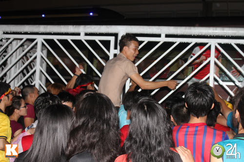 "Fan cuồng" lưu luyến tạm biệt Arsenal - 3