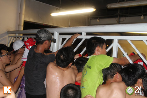 "Fan cuồng" lưu luyến tạm biệt Arsenal - 4