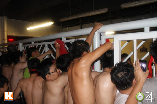 "Fan cuồng" lưu luyến tạm biệt Arsenal - 9