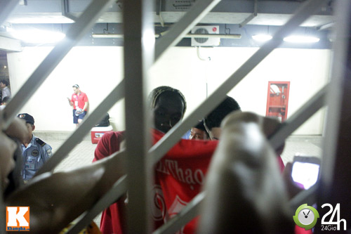 "Fan cuồng" lưu luyến tạm biệt Arsenal - 13