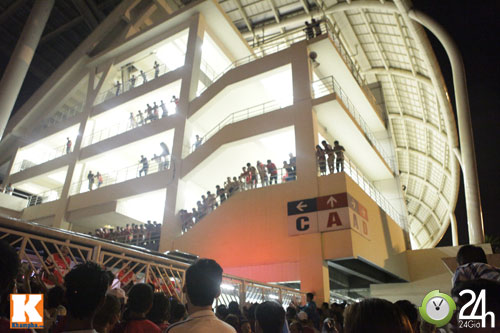 "Fan cuồng" lưu luyến tạm biệt Arsenal - 2