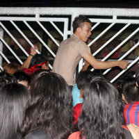 Bóng đá - "Fan cuồng" lưu luyến tạm biệt Arsenal