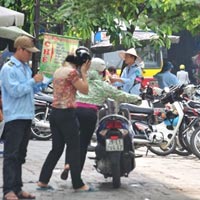 Tin tức trong ngày - Trông xe tại HN: Bất lực trước nạn chặt chém