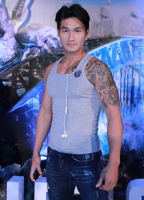 Trí Nguyễn lại đưa “người tình” đi xem phim - 15