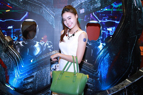 Trí Nguyễn lại đưa “người tình” đi xem phim - 12