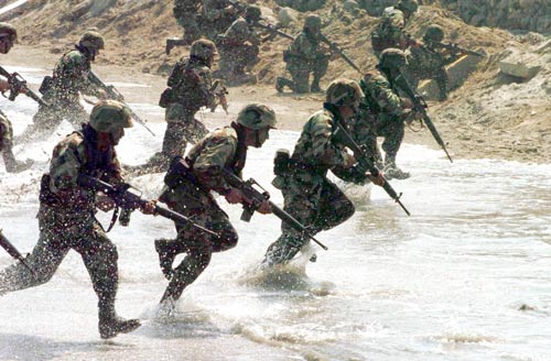 Thủy quân lục chiến đối đầu trùm ma túy (P3) - 2