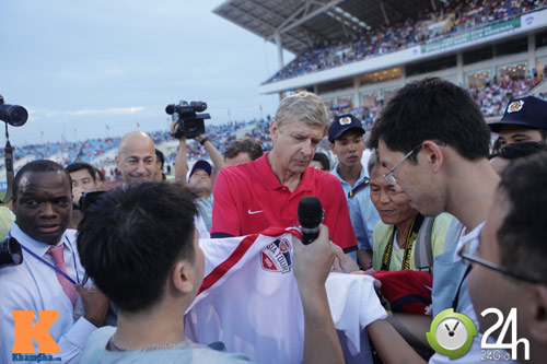 "1001" cảm xúc của HLV Wenger ở Hà Nội - 6