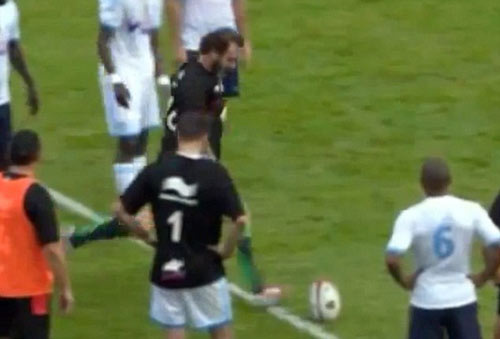 Cantona biểu diễn cú đá thần sầu - 2