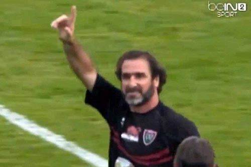 Cantona biểu diễn cú đá thần sầu - 4