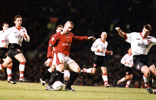 Cantona biểu diễn cú đá thần sầu - 5