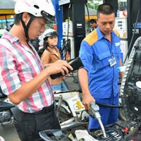 Tin tức trong ngày - Xăng tăng giá không liên quan… bóng đá