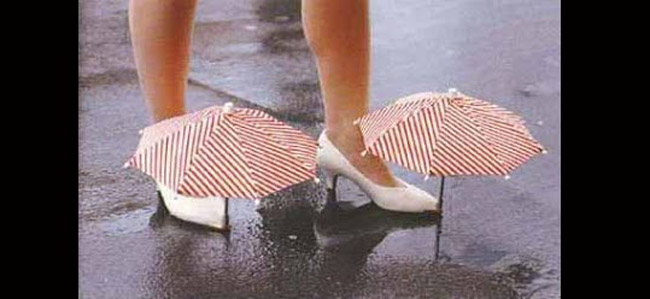Đôi giày có ô này (Umbrella Shoes) dùng khi bạn đi mưa mà không muốn ướt chân