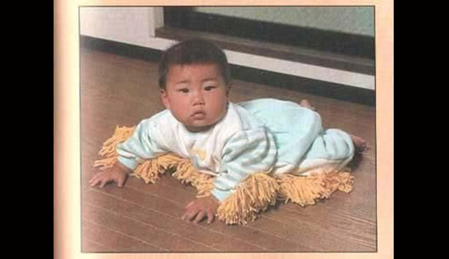 Thảm chùi nhà gắn luôn vào bé nhà bạn (baby mop). Một công đôi việc. 