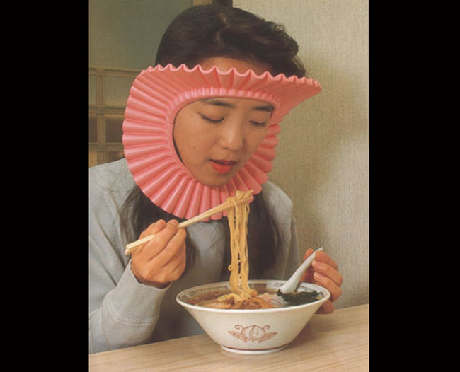 Mặt nạ bảo vệ tóc khi ăn mì (The Noodle Eater’s Hair Guard) dành cho ai có tóc dài. Đỡ vướng víu!