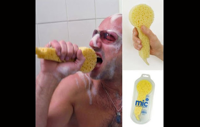 Chiếc mic này vừa giúp kì cọ cho bạn khi đang tắm vừa giúp bạn xả năng lượng nếu thích hát. Giá của nó là 4,99 USD trên Amazon.
