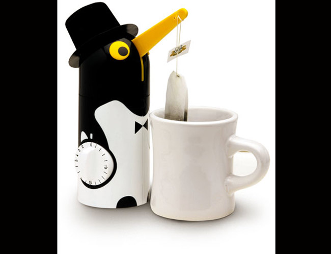 Nếu không muốn pha trà chì hãy để con chim cánh cụt này pha trà. bạn hẹn giờ và sau một thời gian, chiếc mỏ chim cánh cụt sẽ tự động nhấc túi trà lên và báo chuông cho bạn biết đã xong