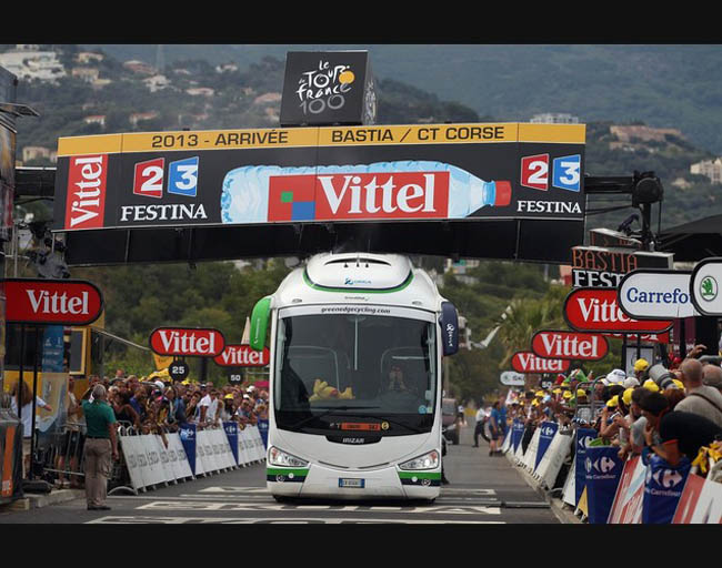 Ngay đến chiếc xe bus của đội đua Orica-Greenedge cũng nằm trong danh sách gặp nạn ở chặng đua mở màn Tour de France. 