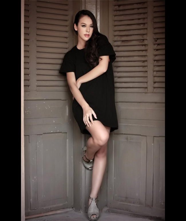 Chanel Hương Thùy hiện đang hoàn thành nốt hợp đồng trình diễn cho  một công ty người mẫu ở Singapore. 