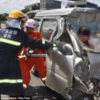 Tin tức trong ngày - TQ: Đâm đầu qua kính ô tô, may mắn sống sót