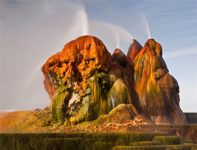 Khi tới mạch nước Fly Geyser ở sa mạc Nevada, khách du lịch như lạc vào cõi 'bồng lai tiên cảnh' bởi vẻ đẹp kỳ thú của nơi đây.