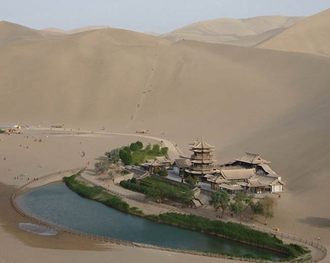 Nằm cách thành phố Đôn Hoàng (tây bắc Trung Quốc) khoảng 6km về phía nam, ốc đảo cổ đại này lọt giữa sa mạc Gobi.
