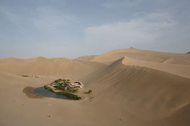 Du khách tới đây không chỉ vì hiếu kì vì sự tồn tại của một ốc đảo xanh tươi giữa sa mạc mà còn để được cưỡi trên lưng lạc đà lên các đồi cát xung quanh.
