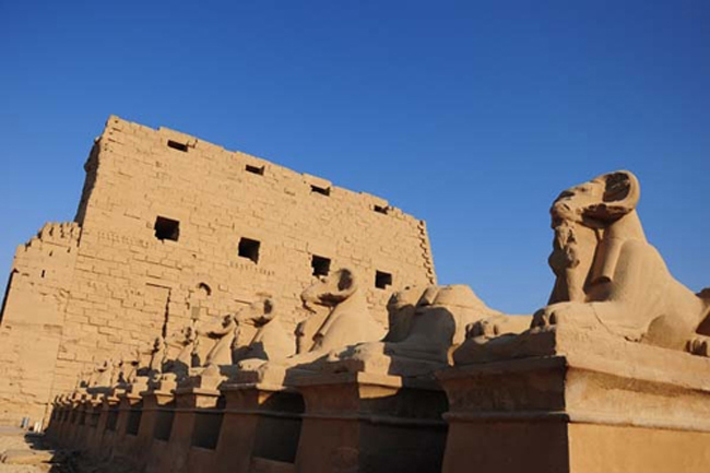 Giữa sa mạc nóng bỏng, Karnak là một ngọn đền thiêng.