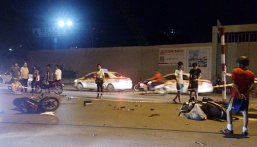 Hai xe máy đối đầu, ba người nguy kịch - 2