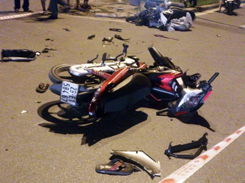 Hai xe máy đối đầu, ba người nguy kịch - 3