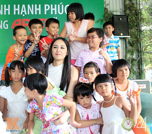 Mai Phương Thúy giản dị đến làng trẻ SOS - 10