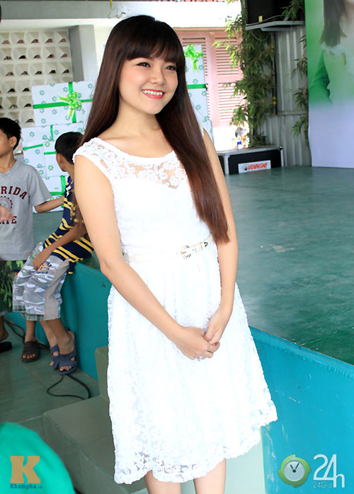 Mai Phương Thúy giản dị đến làng trẻ SOS - 15