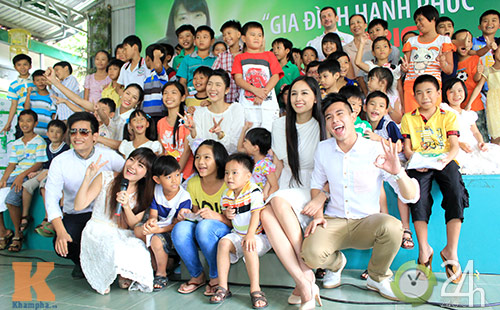 Mai Phương Thúy giản dị đến làng trẻ SOS - 17