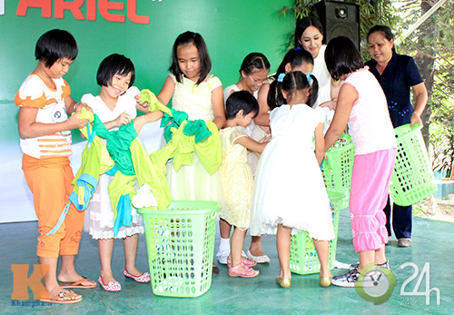 Mai Phương Thúy giản dị đến làng trẻ SOS - 7