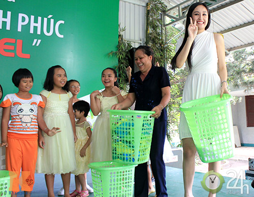 Mai Phương Thúy giản dị đến làng trẻ SOS - 8