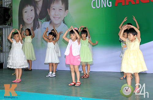 Mai Phương Thúy giản dị đến làng trẻ SOS - 11