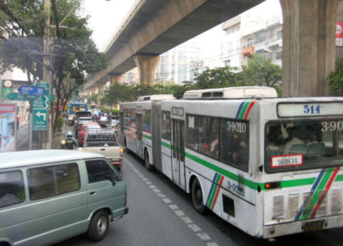 Thái Lan: Quan chức Bộ GT “nếm mùi” xe buýt - 1